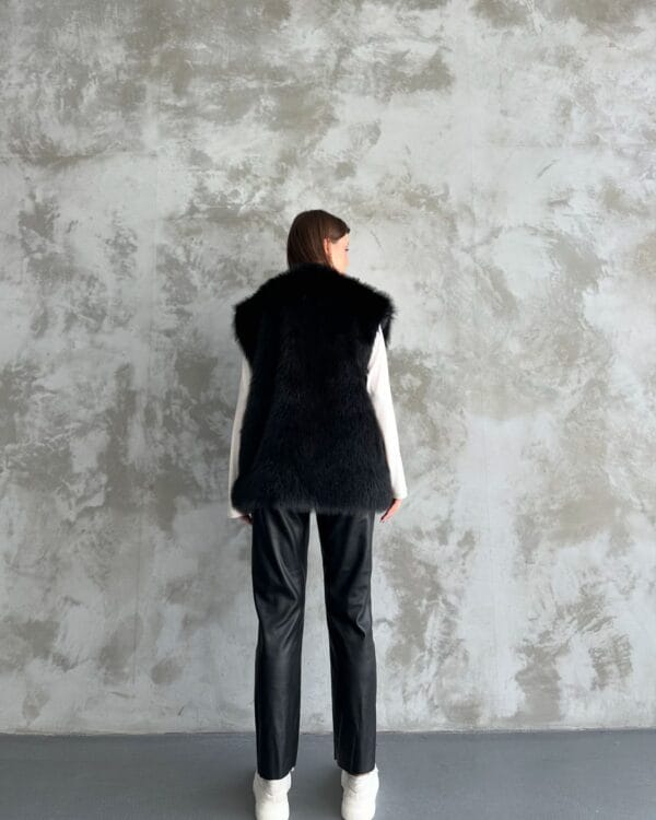 Sleeveless Black Fur Jacket - Image 5