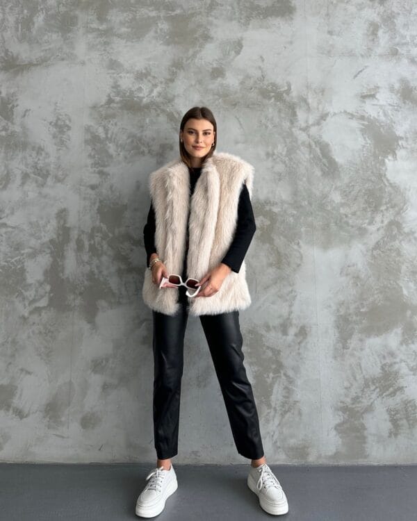 Sleeveless Creamy Fur Jacket - Image 5