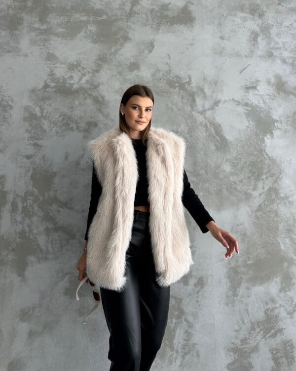 Sleeveless Creamy Fur Jacket - Image 2