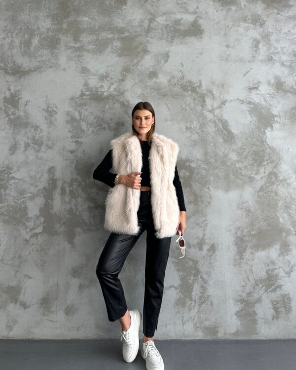 Sleeveless Creamy Fur Jacket - Image 3