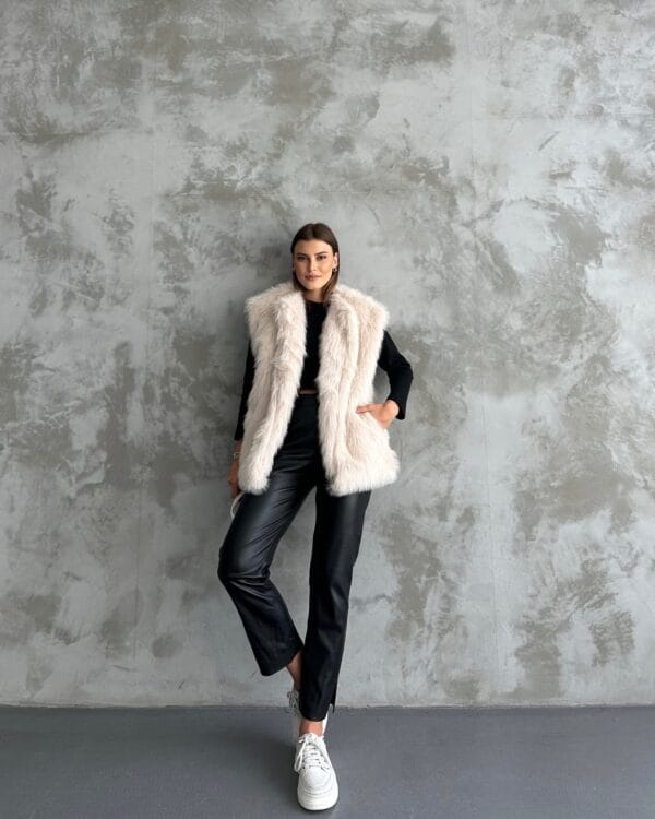 Sleeveless Creamy Fur Jacket - Image 4