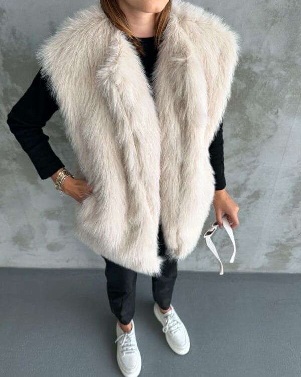 Sleeveless Creamy Fur Jacket